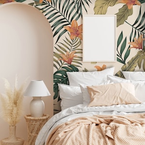 Motivo tropicale con palme verdi e dorate, foglie di banano, fiori di giglio, carta da parati | Carta da parati autoadesiva, stacca e incolla, rimovibile