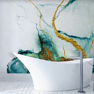 Peut inclure: Une baignoire blanche avec un robinet dor&eacute; dans une salle de bain avec une murale abstraite bleu sarcelle et or.