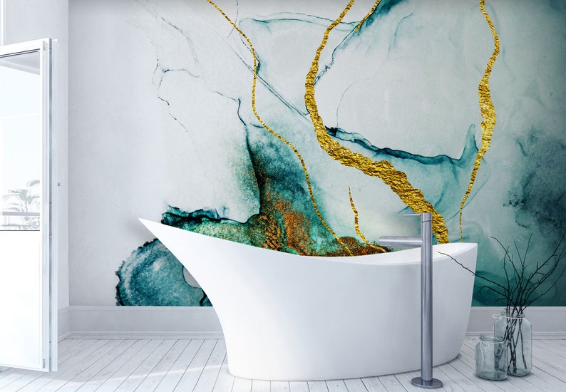 Peut inclure: Une baignoire blanche avec un robinet dor&eacute; dans une salle de bain avec une murale abstraite bleu sarcelle et or.