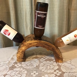 Rustikale Eleganz. Live Edge Weinflaschenhalter. Einzigartige Weinflasche Lagerung 3 Flaschen.
