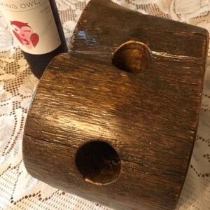 Vin och skog på bondgården. Unikt vinställ för förvaring av 3 flaskor. bild 4