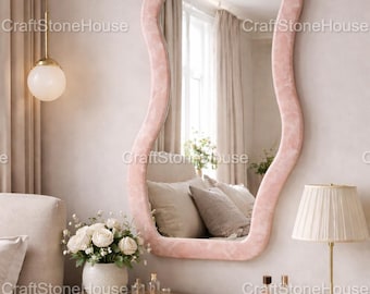 Espejo de pared moderno e irregular con marco de cuarzo rosa. Espejo de tocador de lujo para dormitorio. Decoración única para el hogar. Espejo estético.