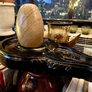 Handgemaakt zwartmarmeren Shiva Lingam-standbeeld - tempeldecoratie 8 inch