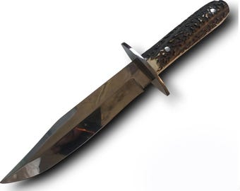 Coltello da caccia artigianale in acciaio al carbonio con manico in corno di cervo e fodero in pelle.
