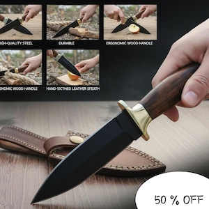 Può includere: Un coltello a lama nera con manico in legno e ghiera dorata. Il coltello è mostrato con il suo fodero in pelle marrone. Il testo sull'immagine recita "HIGH-QUALITY STEEL", "DURABLE", "ERGONOMIC WOOD HANDLE", "HAND-SICTHED LEATHER SEEATH" e "50% OFF".