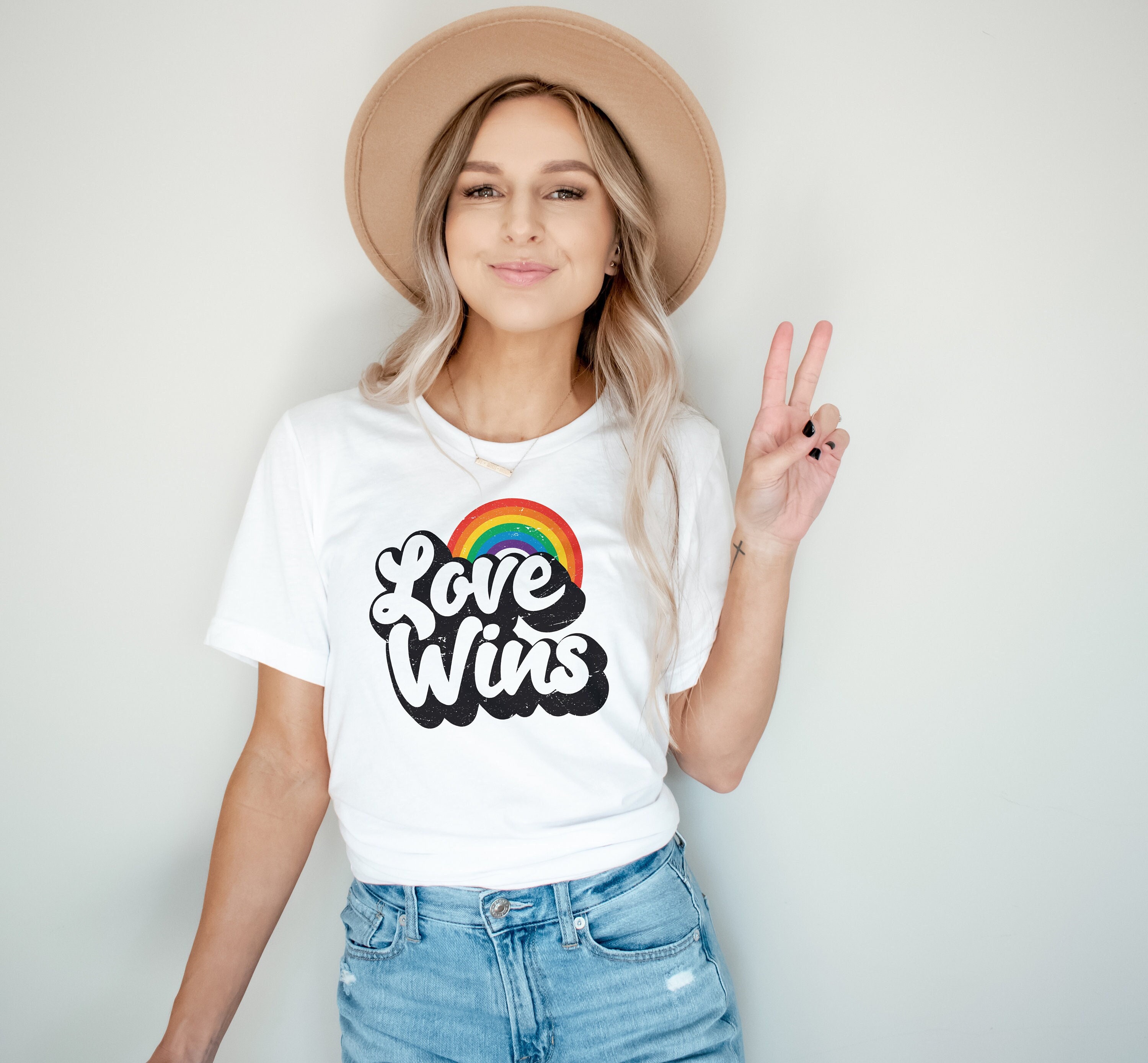 LGBT significado de los colores del arco iris. True Love LGBTQ+ - Camiseta  de manga larga