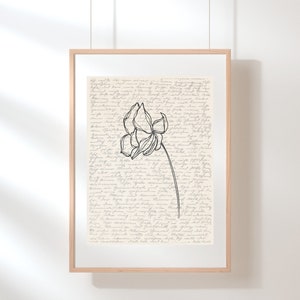 Könnte beinhalten: Eine Schwarzweiß-Zeichnung einer Blume auf einem Hintergrund aus handschriftlichem Text. Die Blume ist stilisiert und hat einen langen Stiel.