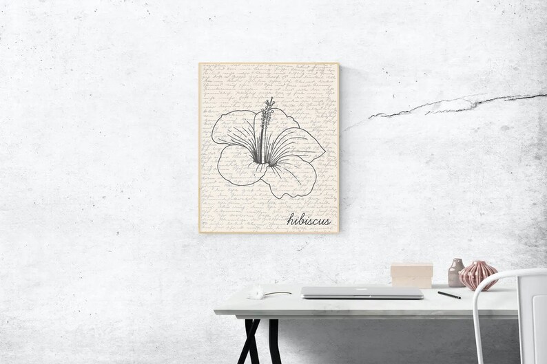 Puede incluir: Una impresi&oacute;n art&iacute;stica enmarcada con un dibujo lineal en blanco y negro de una flor de hibisco. La flor se encuentra sobre un fondo de escritura manuscrita. La palabra "hibiscus" est&aacute; escrita debajo de la flor.