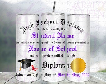 Puede incluir: Un vaso blanco con un diseño morado y negro que dice "High School Diploma". El diseño incluye un gorro de graduación, un diploma enrollado y un sello dorado. El texto también dice "Esto certifica que [Nombre del estudiante] ha completado satisfactoriamente el Curso de Estudio prescrito en [Nombre de la escuela] y por lo tanto tiene derecho a este Diploma". El texto también dice "Otorgado el [Día] día de [Mes] de 2022".