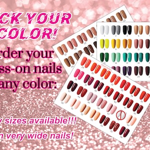 Puede incluir: Una carta de colores para uñas postizas con más de 50 colores diferentes. La carta está dividida en filas y columnas, con cada color representado por dos uñas. Los colores van desde el nude hasta el rojo brillante, naranja, verde, azul y morado. El texto "Pick Your Color!" está en la parte superior de la carta, y el texto "Order your press-on nails in any color: Many sizes available!!! Even very wide nails!" está en la parte inferior.