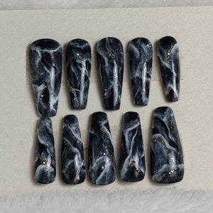 Handgezeichnete Sargpresse auf Nägeln Set Schwarzer Marmor - Kleber auf Nägeln - Luxus Press On Nails mit schwarzer Innenseite