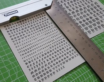 Hoja grande de calcomanías de agua para decoración de uñas: letras y números en letra gótica inglesa antigua, minúsculas y mayúsculas, hoja tamaño A6 para esmalte en gel.
