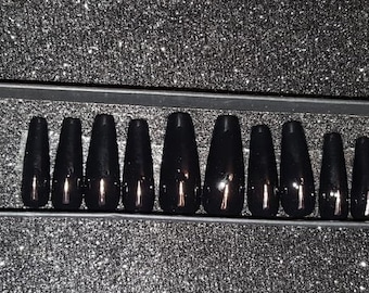 Prensa de ataúd dibujada a mano en el juego de clavos Aguja negra - Pegamento en las uñas - Prensa de lujo en las uñas con el otro lado negro