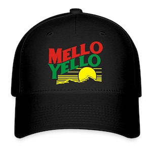 Puede incluir: Gorra de béisbol negra con un logotipo rojo, verde y amarillo que dice "MELLO YELLO" con un sol amarillo y montañas en el fondo.