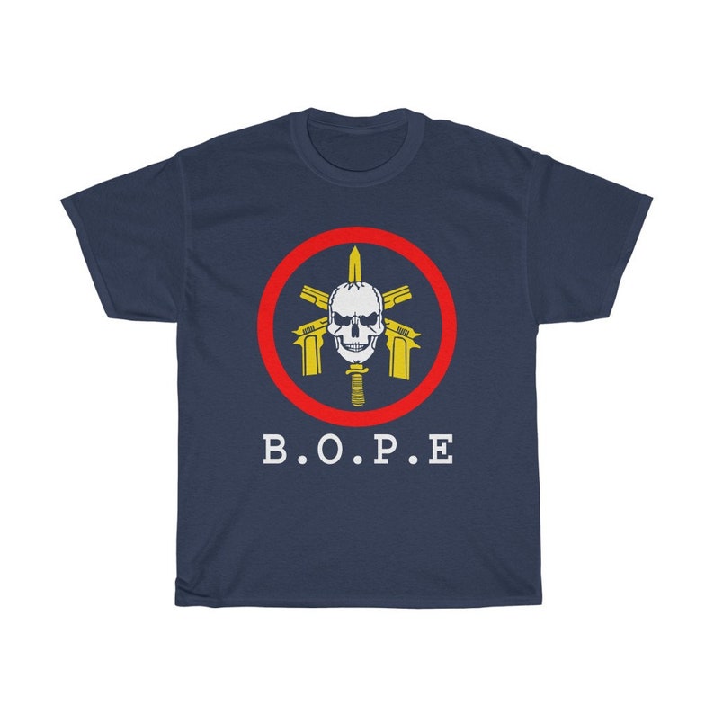Puede incluir: Camiseta azul marino con un dise&ntilde;o gr&aacute;fico. El dise&ntilde;o incluye una calavera, pistolas y una espada dentro de un c&iacute;rculo rojo. El texto blanco "B.O.P.E" est&aacute; impreso debajo.
