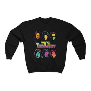 Puede incluir: Sudadera negra con un gráfico colorido del reparto de That 70's Show. Los personajes son Eric Forman, Donna Pinciotti, Michael Kelso, Jackie Burkhart y Hyde.