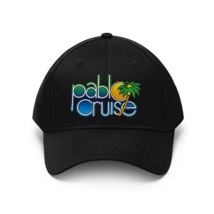 Könnte beinhalten: Schwarze Baseballkappe mit einem bunten gestickten Logo, das "pablo cruise" mit einer Palme und einem Sonnenmotiv zeigt.
