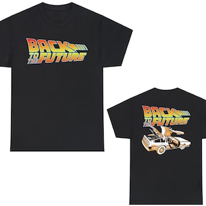 Pode incluir: Camiseta preta com uma estampa gráfica do DeLorean, a máquina do tempo do filme "De Volta para o Futuro". O texto "De Volta para o Futuro" está impresso em amarelo, laranja e vermelho.