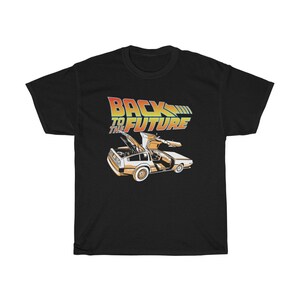 Pode incluir: Camiseta preta com um DeLorean branco e o texto "De volta para o futuro" em degradê arco-íris.