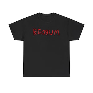 Puede incluir: Camiseta negra con la palabra "REDRUM" escrita en rojo en la parte delantera.
