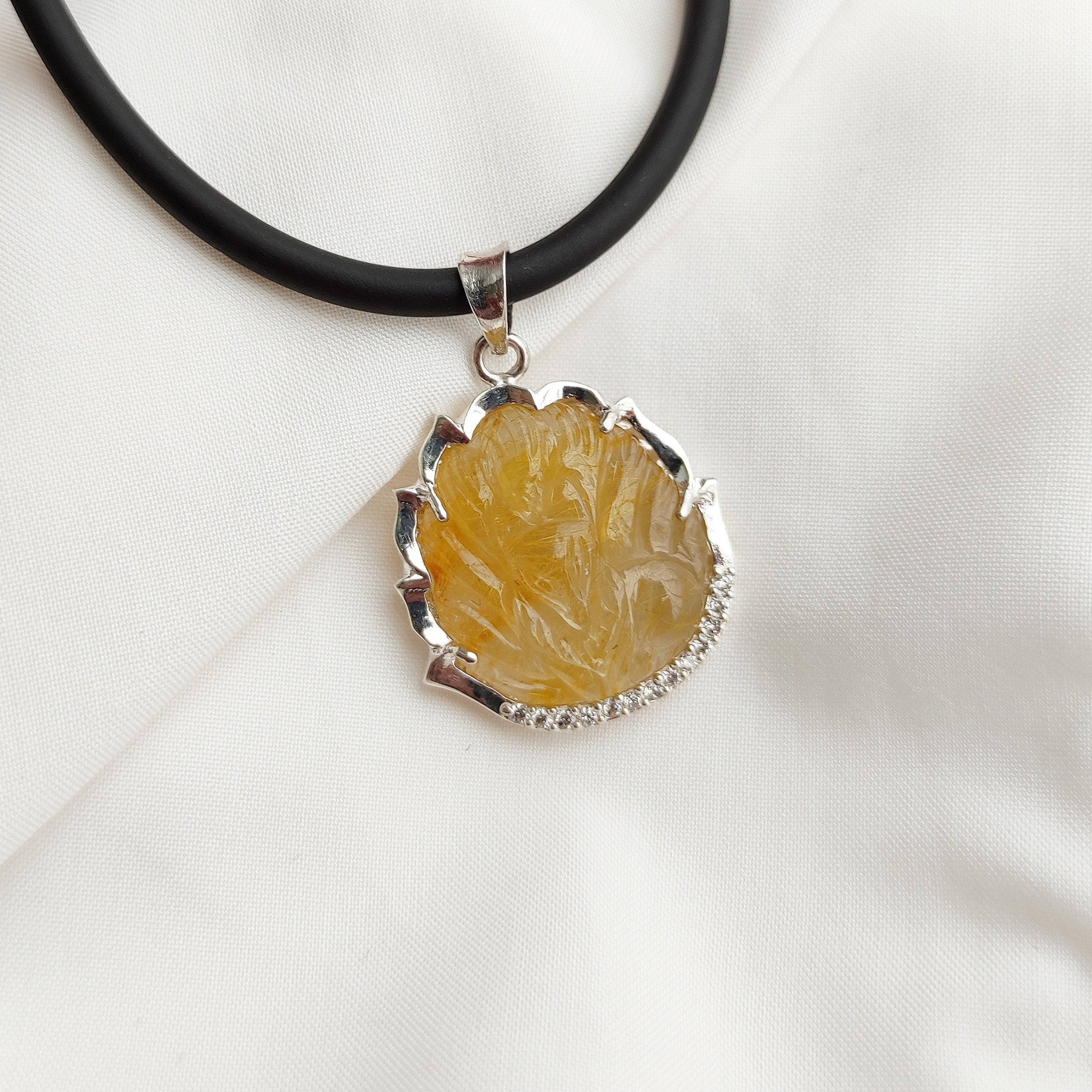 九尾の狐 天然ゴールデンルチルクォーツペンダントネックレス、ビルマ