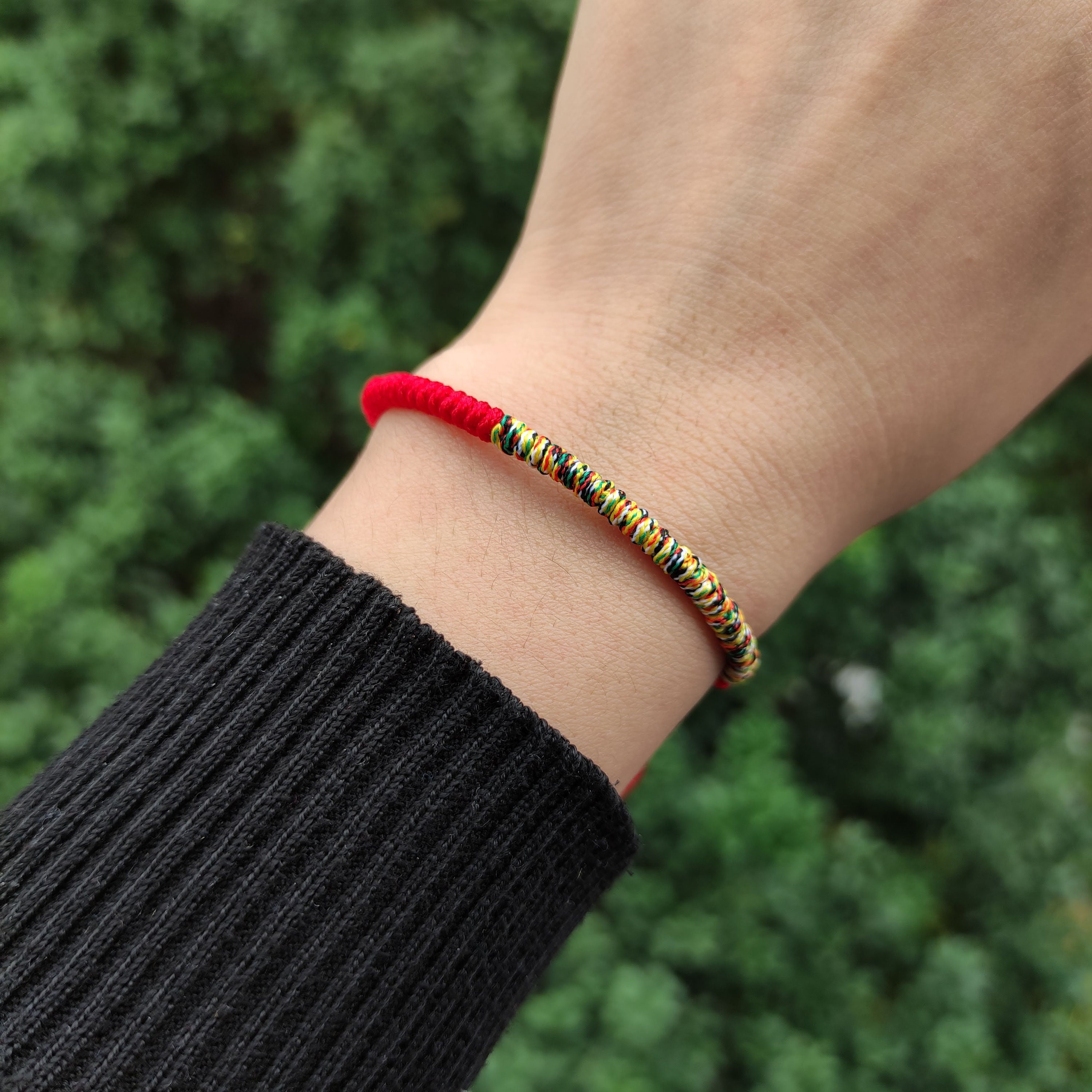Braccialetto portafortuna buddista tibetano fatto a mano, rosso, blu, giallo, multicolore, braccialetto portafortuna con nodo fatto a mano, braccialetto intrecciato buddista, regalo - Italia