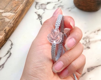 九尾の狐の彫刻が施された透明水晶ブレスレット - 手作りのヒーリング