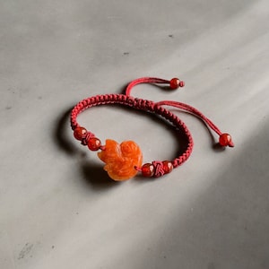Nio-stjärtad räv Naturligt jadearmband Jaderäv, Röd jaderäv, Snidade smycken, Burmesiska ädelstenar, Vargräv, Presentarmband, Kinesisk mytologi