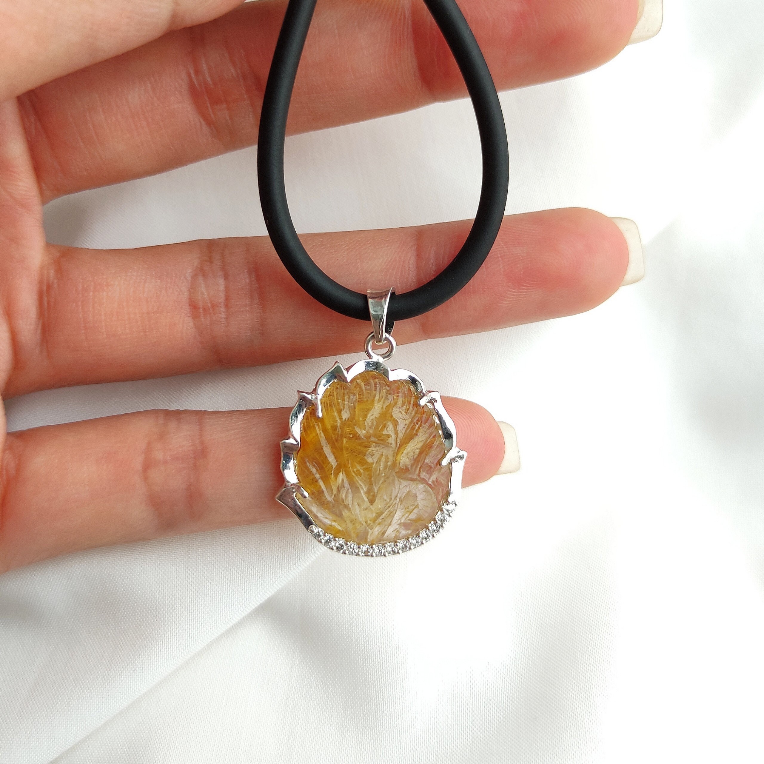 九尾の狐 天然ゴールデンルチルクォーツペンダントネックレス、ビルマ