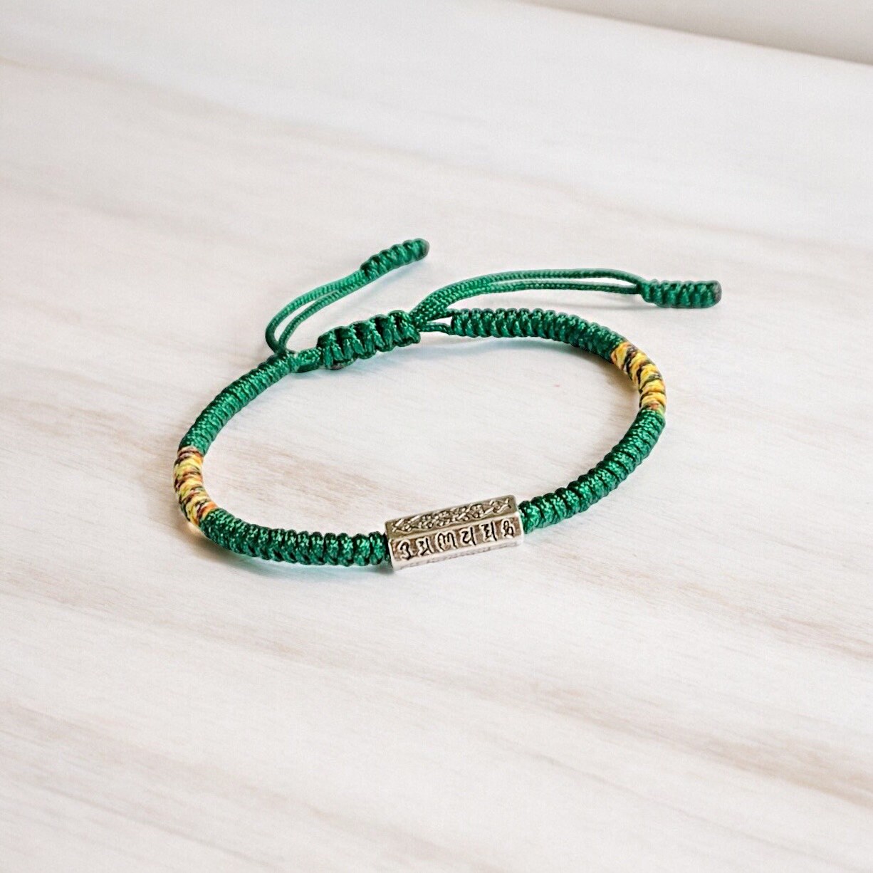 Bracciale Buddista In Verde E Oro / Cordino Con Nodo Scorrevole - Italia