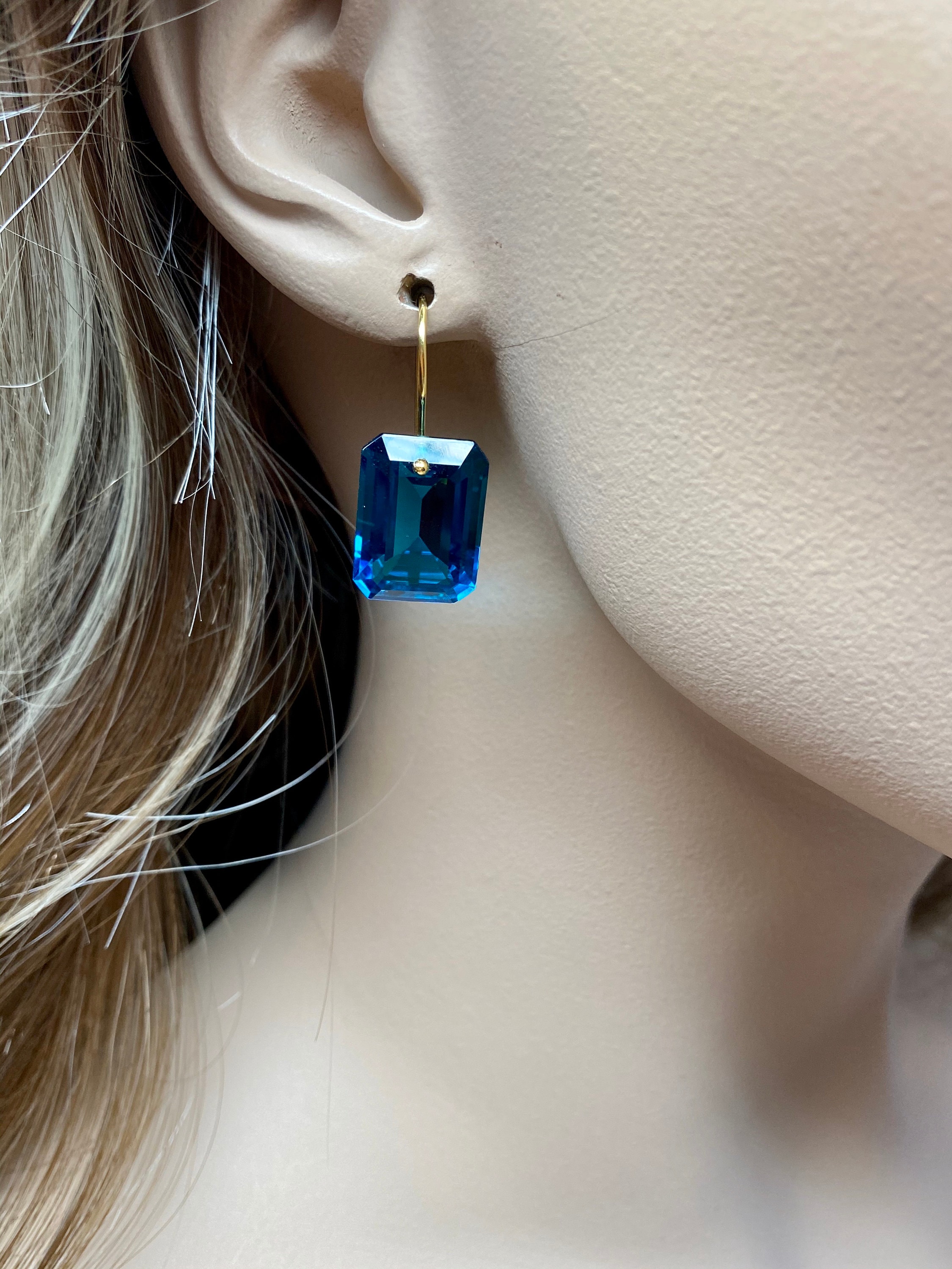 Orecchino pendente in oro massiccio 14K/18K con topazio blu e gocce taglio smeraldo. - Italia