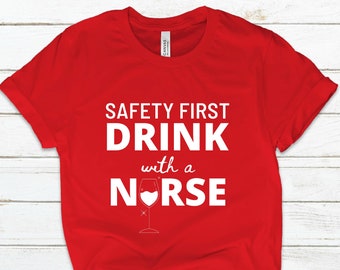 Safety First Drink with A Nurse T-Shirt, Lustiges Krankenschwester Shirt, Krankenschwester Shirt, Krankenschwester Geschenk, Geschenk für Krankenschwester, Lustiges Krankenschwester Geschenk, Krankenschwester T-Shirt, RN, LPN