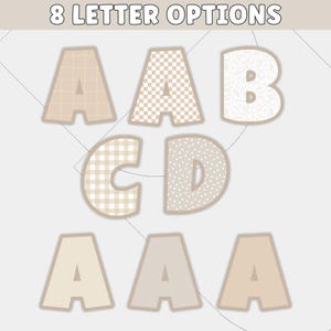 Op de afbeelding: De afbeelding toont acht letteropties in beige tinten, met patronen zoals ruitjes en stippen. De letters A, B, C en D zijn voorzien van verschillende ontwerpen. De tekst "8 LETTER OPTIONS" staat bovenaan.