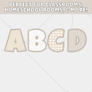 Op de afbeelding: Vier grote, decoratieve letters: A, B, C en D. De letters zijn in een neutraal kleurenpalet met een beige omtrek. De letter A is effen, B heeft een bloemenpatroon, C heeft een ruitpatroon en D heeft een stippenpatroon. Bovenin staat de tekst: PERFECT VOOR KLASLOKALEN, THUISONDERWIJSKAMERS, & MEER!