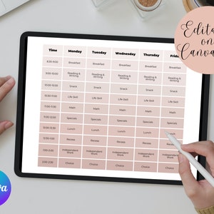 Puede incluir: Una tableta digital que muestra una plantilla de horario semanal personalizable. La plantilla está dividida en días de la semana, con franjas horarias para diferentes actividades, como el desayuno, la lectura, las matemáticas y el recreo. La plantilla está diseñada para su uso en un aula o en el hogar.
