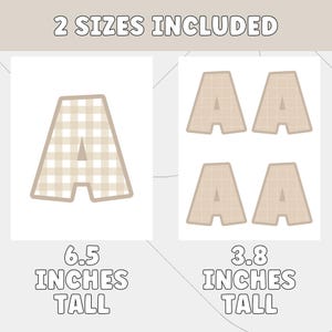 Op de afbeelding: Twee sets van de letter "A" ontwerpen in beige en wit geruit patroon. E&eacute;n grote letter is 16,5 cm hoog, en de andere set van vier kleinere letters is 9,7 cm hoog. De tekst "2 SIZES INCLUDED" staat bovenaan.