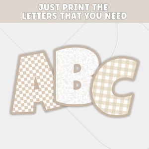 Op de afbeelding: De letters A, B en C worden in een decoratieve stijl weergegeven. De letter A heeft een beige en wit geblokt patroon, B heeft een wit bloemenpatroon en C heeft een beige en wit geblokt patroon. De tekst "JUST PRINT THE LETTERS THAT YOU NEED" staat bovenaan.