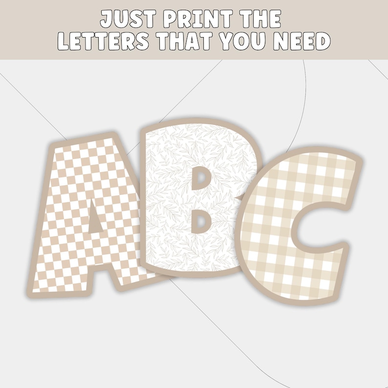 Op de afbeelding: De letters A, B en C worden in een decoratieve stijl weergegeven. De letter A heeft een beige en wit geblokt patroon, B heeft een wit bloemenpatroon en C heeft een beige en wit geblokt patroon. De tekst "JUST PRINT THE LETTERS THAT YOU NEED" staat bovenaan.