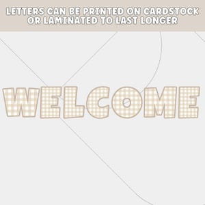 Op de afbeelding: Een decoratief bord met de tekst "WELCOME" in grote blokletters. De letters hebben een beige en wit geruit patroon. De tekst "LETTERS CAN BE PRINTED ON CARDSTOCK OR LAMINATED TO LAST LONGER" staat boven het woord "WELCOME".