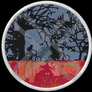 Könnte beinhalten: Runder, gestickter Aufnäher mit einem detaillierten Design. Die obere Hälfte zeigt einen blauen Himmel mit silhouettierten Bäumen. Die untere Hälfte hat ein rotes und orangefarbenes Blumenmuster. Der Aufnäher ist mit weißen Nähten eingefasst.