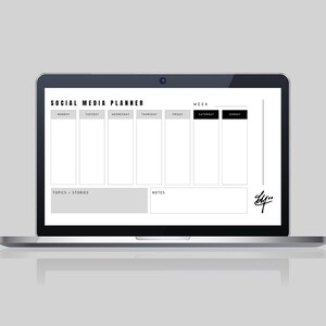 Op de afbeelding: Een laptopscherm met een social media planner met een weekkalender, een sectie voor onderwerpen en verhalen, en een sectie voor notities. De tekst "SOCIAL MEDIA PLANNER" staat bovenaan het scherm.