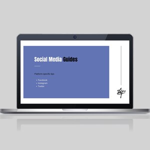Op de afbeelding: Een laptopscherm met een presentatie met de titel "Social Media Guides" met een blauwe achtergrond en de tekst "Platformspecifieke tips", gevolgd door een opsomming met "Facebook", "Instagram" en "Twitter".