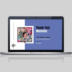 Op de afbeelding: Een laptopscherm met een bedankbericht met de naam Michelle. De achtergrond is lichtblauw. In de linkerbovenhoek staat een bloemige afbeelding met een vrouwengezicht in het midden. De tekst "Thank You! Michelle" staat in zwarte letters. De tekst "&copy; 2021 - Michelle F. Alexander" staat in zwarte letters. De tekst "www.michellealexander.com" staat in zwarte letters. In de rechterbenedenhoek staan sociale media-pictogrammen.
