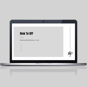 Op de afbeelding: Een laptopscherm dat een document toont met de titel "How To DIY" met een lijst met aanbevolen bronnen en links. Het document bevat ook een handtekening onderaan.