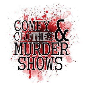 Op de afbeelding: Een rood en wit splatterontwerp met de tekst "Comfy Clothes & Murder Shows" in zwart.