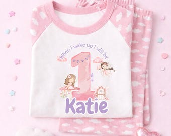 Pijama personalizado con temática de hadas en tonos pastel.
