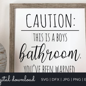 Precaución: Baño para chicos SVG, Baño divertido SVG, Humor SVG, Descarga digital, Letrero de baño SVG, Archivo de corte Cricut, Silueta, Archivo de corte, png