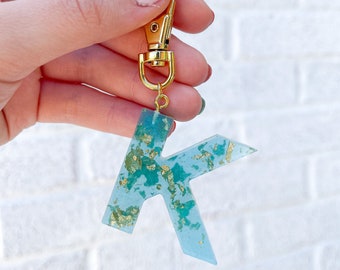 Llavero inicial / llavero de letra azul, llavero de resina, llavero preppy, regalo para ella, regalo universitario, regalos de hermandad