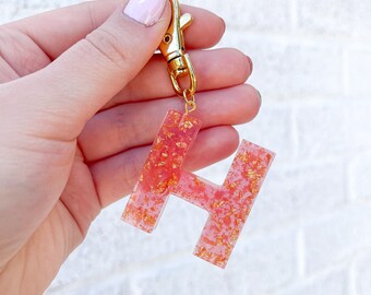 Llavero inicial / llavero de letra rosa, llavero de resina, llavero preppy, regalo para ella, regalo universitario, regalos de hermandad