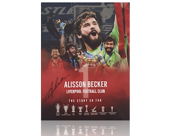 Può includere: Un poster rosso e bianco con una foto di Alisson Becker, calciatore del Liverpool Football Club. Il poster include il testo "Alisson Becker", "Liverpool Football Club" e "The Story So Far". Il poster presenta anche una collezione di trofei e premi.